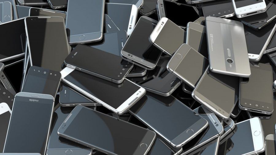 In aussortierten Handys und Smartphones sind teure Rohstoffe enthalten. (elm/spot)