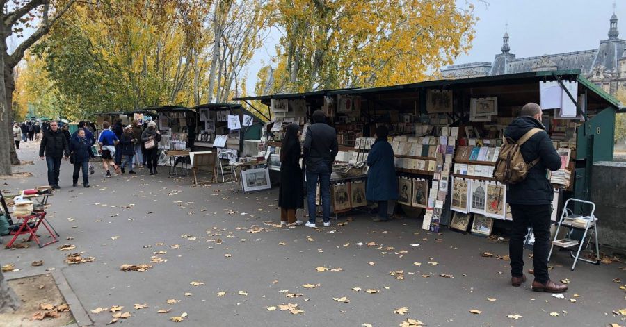 In den traditionellen Bücherständen an der Seine bieten Händler ihre Waren an.