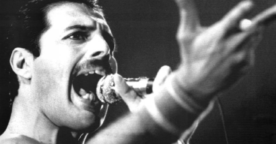 Freddie Mercury, Leadsänger der britischen Rockgruppe Queen, bei einem Auftritt im September 1984.