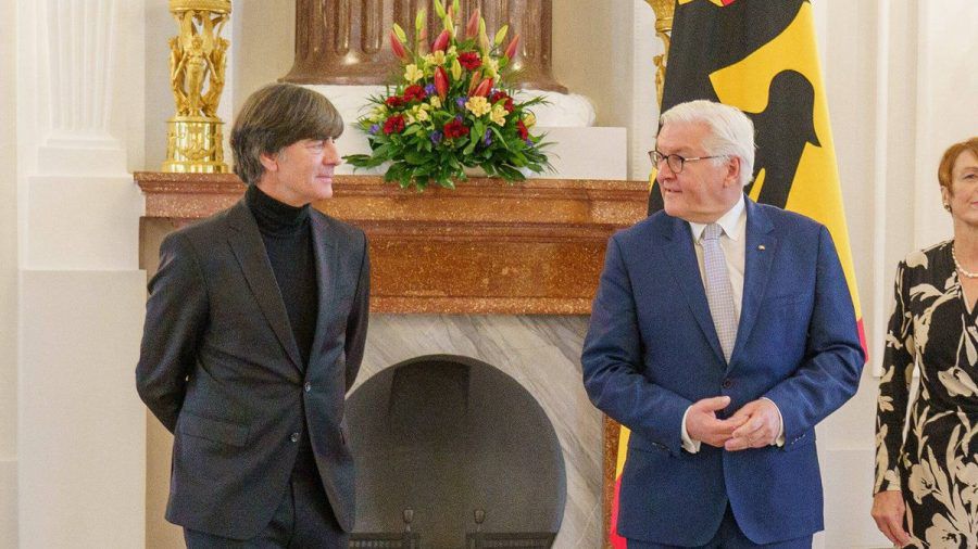 Frank-Walter Steinmeier (r.) empfing den ehemaligen Bundestrainer Joachim Löw auf Schloss Bellevue. (stk/spot)