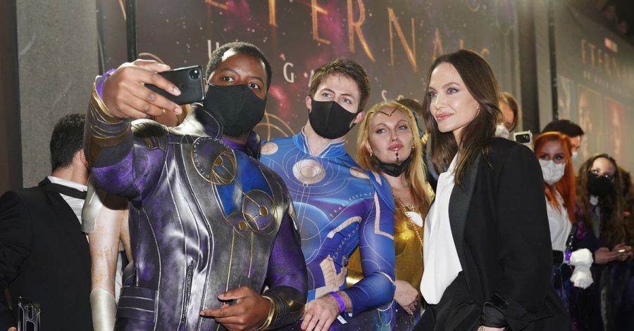 Ein Selfie für die Ewigkeit: Angelina Jolie bei der Gala-Vorstellung von «Eternals» in London.