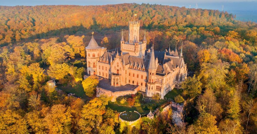 Das Schloss Marienburg inmitten herbstlich verfärbter Bäume. Ernst August Prinz von Hannover will die Schenkung des Objekts an seinen Sohn rückgängig machen - wegen «groben Undanks».