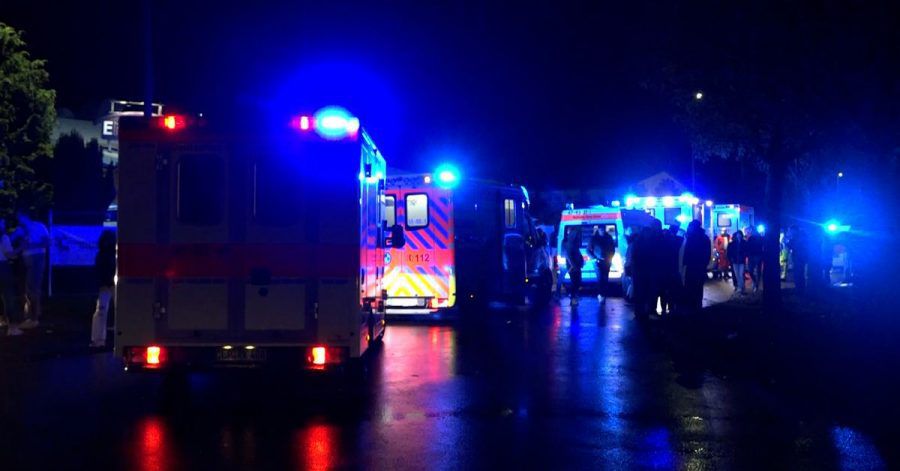 Rettungswagen und Polizei vor der Diskothek in Friesoythe.