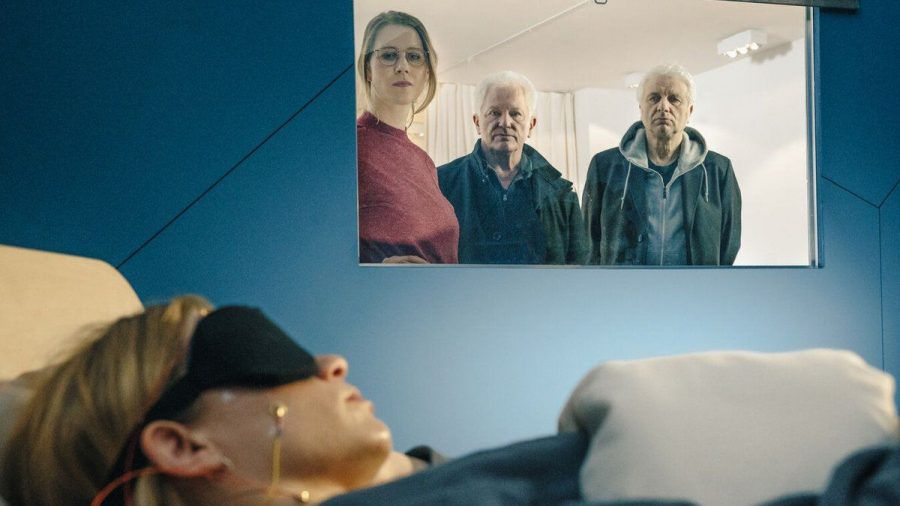 "Tatort: Dreams": Schlafforscherin Dr. Deah (Kathrin Röver) erklärt Ivo Batic (Miroslav Nemec) und Franz Leitmayr (Udo Wachtveitl) ihre Studie. (ili/spot)