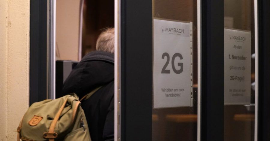 „2G“ steht auf einem Schild vor einem Restaurant in Hamburg. Die Zahl der bundesweiten Corona-Neuinfektionen hat einen neuen Höchststand erreicht.