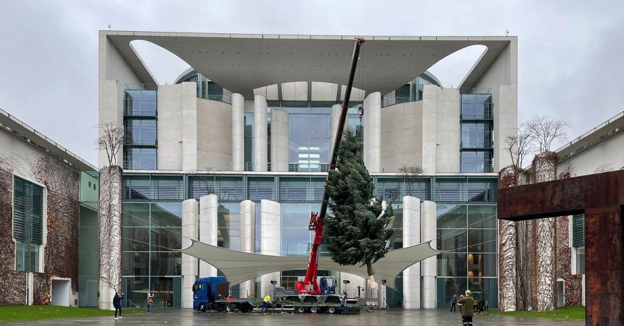 Es wird weihnachtlich: Mit Hilfe eines Tiefladers wird eine Colorado-Tanne am Bundeskanzleramt aufgestellt.