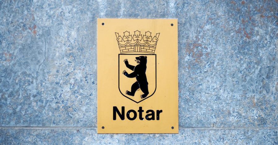 Kaufverträge für Immobilien werden in der Regel von Notaren beurkundet. Juristisch gesehen treffen Käufer erst bei diesem Termin ihre Kaufentscheidung.