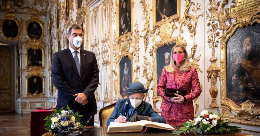 Königin Margrethe II. von Dänemark (M) trägt sich in der Residenz München neben Markus Söder (CSU), Parteivorsitzender und Ministerpräsident von Bayern, in das Gästebuch der Bayerischen Staatsregierung ein. Rechts steht Söders Frau Karin Baumüller-Söder.