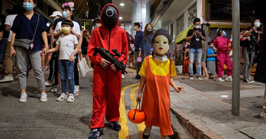 Kinder tragen anlässlich der Halloween-Feierlichkeiten Kostüme, die von der koreanischen Netflix-Originalserie «Squid Game» inspiriert sind. Bei der Streamingserie «Squid Game» sollten Eltern die Altersfreigabe ab 16 Jahren berücksichtigen, betonen Expertinnen.