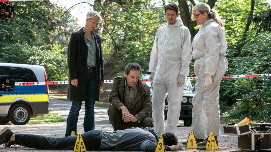 "Tatort: Masken" (v.l.): Die Kommissare Martina Bönisch (Anna Schudt) und Peter Faber (Jörg Hartmann) mit KTUler Sebastian Haller (Tilmann Strauß) und Rechtsmedizinerin Dr. Greta Leitner (Sybille Schedwill) am Tatort. (ili/spot)