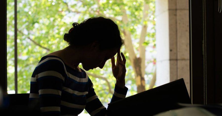 Anzeichen für einen Burn-out sind von außen nicht immer leicht zu erkennen. Bestimmte Warnsignale können aber hellhörig machen.