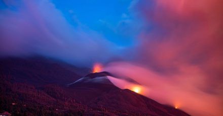 Asche- und Lavawolken kommen aus dem Vulkan Cumbre Vieja.