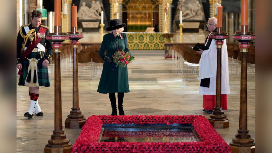 Herzogin Camilla am Grabmal des unbekannten Soldaten. (stk/spot)