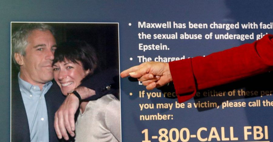 Eine Anklägerin zeigt auf ein Foto von Jeffrey Epstein und Ghislaine Maxwell. Die 59-Jährige steht in New York vor Gericht.