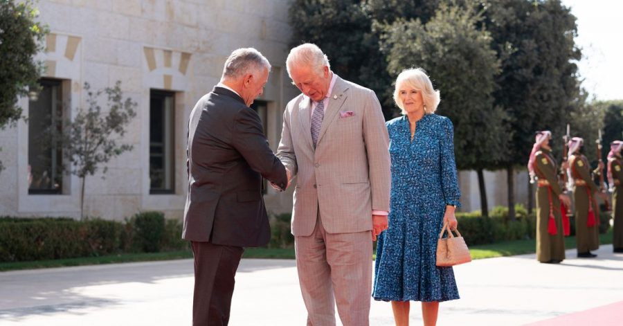 Charles (M), Prinz von Wales, und seine Frau Camilla, Herzogin von Cornwall, werden von  König Abdullah II. von Jordanien begrüßt.