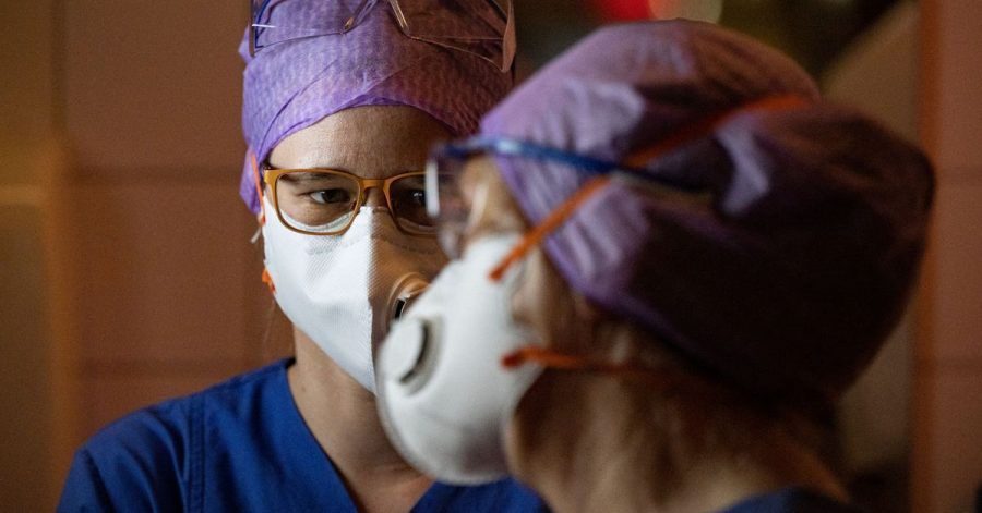 Krankenpflegerin Meryl Meister (l) mit einer Kollegin in einem Patientenzimmer.