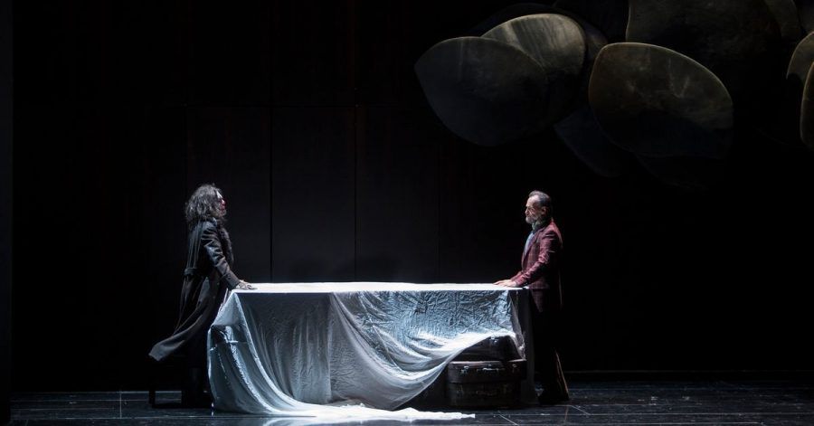 Gidon Saks (r) als Hagen und Jürgen Linn als Alberich stehen während einer Probe zur Wagner-Oper "Götterdämmerung" auf der Bühne der Deutschen Oper Berlin.