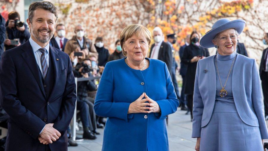 Angela Merkel mit dem royalen Besuch vor dem Kanzleramt. (jom/spot)