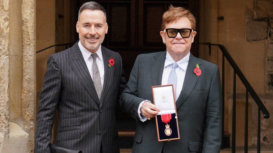 Elton John mit Ehemann David Furnish bei der Verleihung des "Order of the Companions of Honour". (jom/spot)