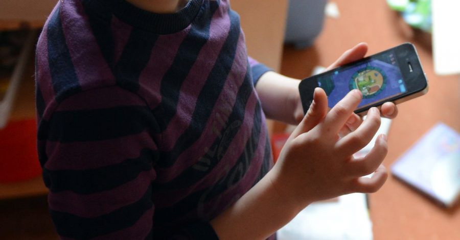 Einer YouGov-Umfrage nach bekommen die meisten Kinder im Alter zwischen 6 und 11 Jahren ihr erstes Smartphone.