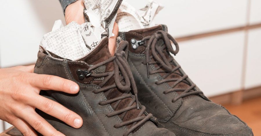 Sind die Winterstiefel feucht oder nass? Da helfen zerknülltes und in den Schuh gestopftes Zeitungspapier, welches die Feuchtigkeit aufnimmt.
