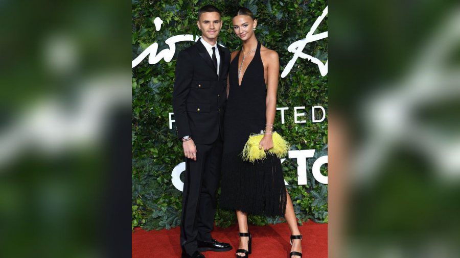 Romeo Beckham und Mia Regan feiern ihr Red-Carpet-Debüt bei den British Fashion Awards. (ili/spot)