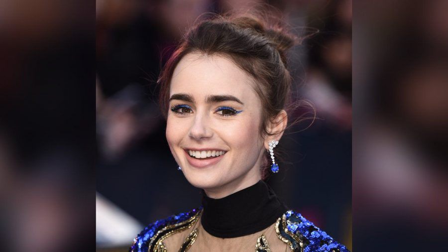 More is more: Schauspielerin Lily Collins liebt blauen Eyeliner. (kms/spot)