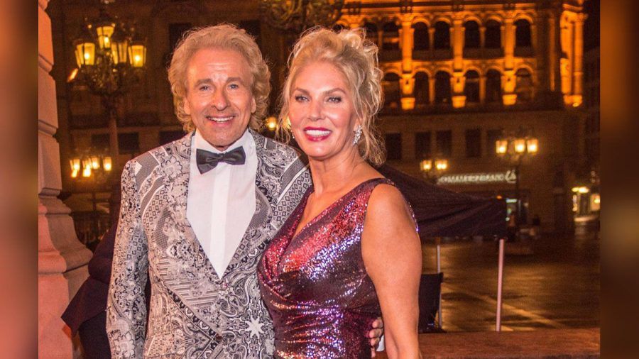 Thomas Gottschalk mit seiner Lebensgefährtin Karina Mroß bei einer Gala im Oktober 2021. (jom/spot)