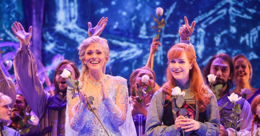 Sabrina Weckerlin als Eiskönigin Elsa, Celena Pieper als Anna, und weitere Musicaldarsteller stehen nach der Deutschlandpremiere des Disney-Musicals "Die Eiskönigin" auf der Bühne.