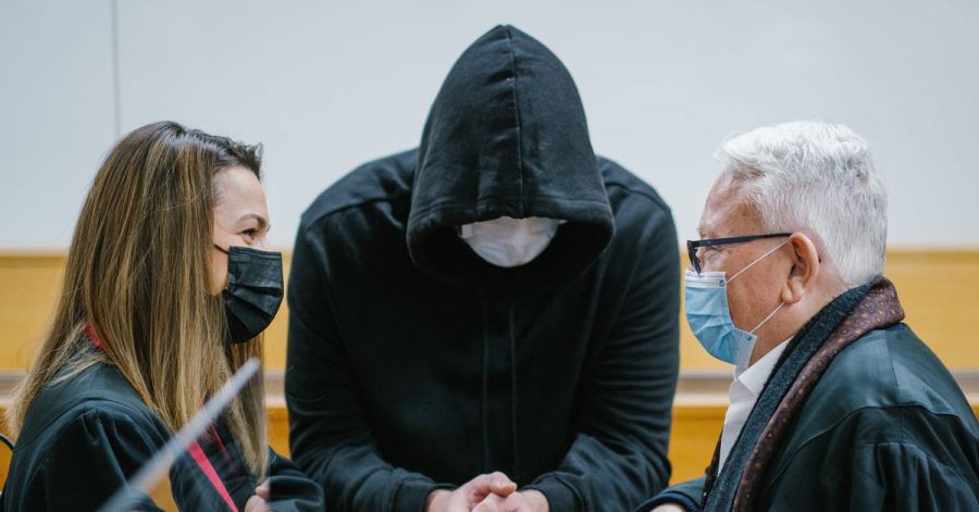 Der Angeklagte (m.) mit seinen Verteidigern im Landgericht Hannover.
