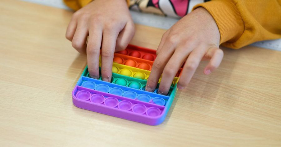 In einem Klassenzimmer einer Bielefelder Grundschule spielt ein Kind mit Pop-Its.