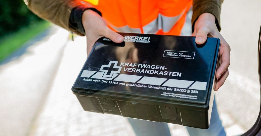 Auch ein Verbandkasten hat ein Ablaufdatum. Das gilt laut dem Tüv-Verband für solche Dinge wie Verbandsmaterialien oder Kompressen.