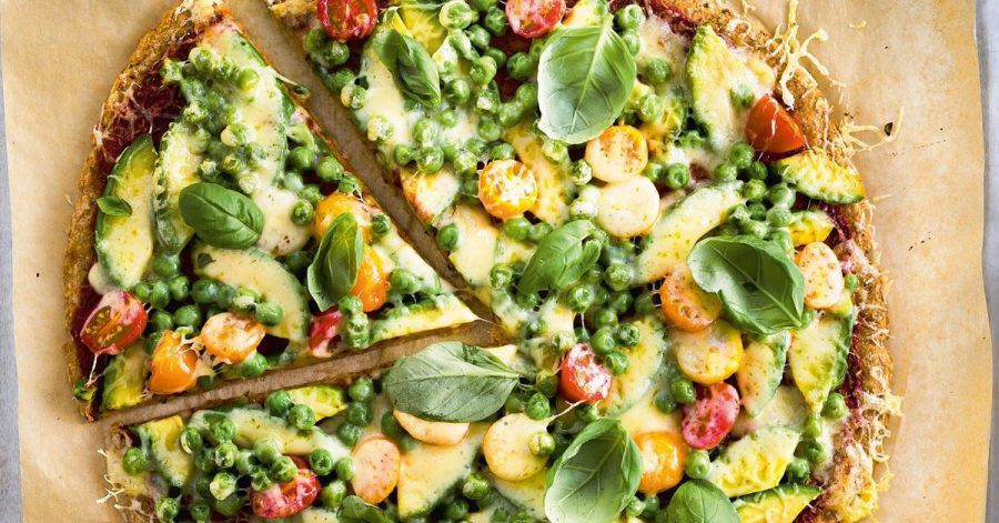 Der Thunfischboden für die Pizza kommt ohne Mehl und Hefe aus. Stattdessen wird der Teig aus Dosen-Thunfisch, Eiern, Mandelmehl, Parmesan sowie Meersalz und Pfeffer gemacht.