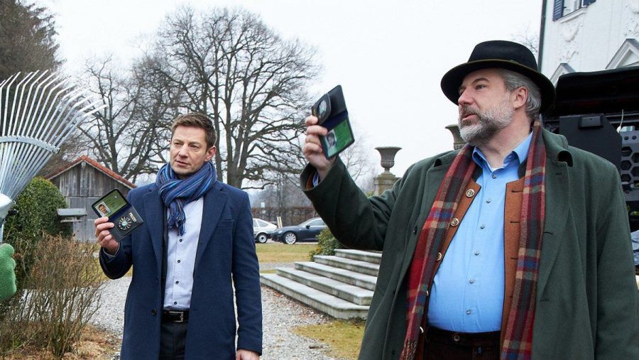 Die Kommissare Stadler (Dieter Fischer, r.) und Hansen (Igor Jefti?) ermitteln. (wue/spot)