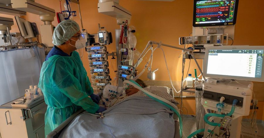 Ein Covid-Patient in einem Intensivbett-Zimmer.