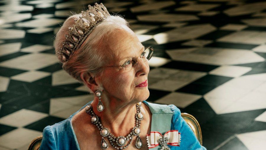 Das neue Porträt von Königin Margrethe II. wurde im Kuppelsaal von Schloss Fredensborg aufgenommen. (tae/spot)
