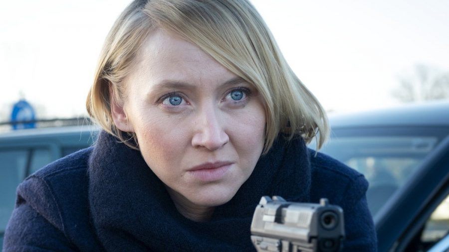 "Solo für Weiss: Das letzte Opfer": Nora Weiss (Anna Maria Mühe) zielt auf einen Geiselnehmer. (cg/spot)
