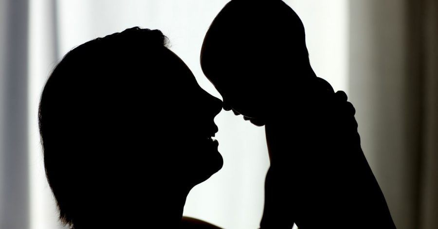 Erfüllt sich ein Paar seinen Kinderwunsch durch eine Leihmutter, hat die Wunschmutter vor der Adoption nicht die Rechte wie die leibliche Mutter. Das betrifft auch das Umgangsrecht im Falle einer Trennung.
