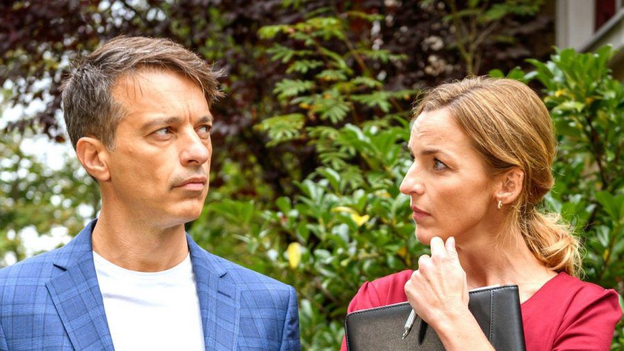 "Sturm der Liebe": Lia hofft, dass Ariane in Eriks Falle tappen und sich vor Robert verraten wird. (cg/spot)