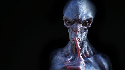 Video: Dieser irre Alien-Mann lässt sich seine Finger amputieren!