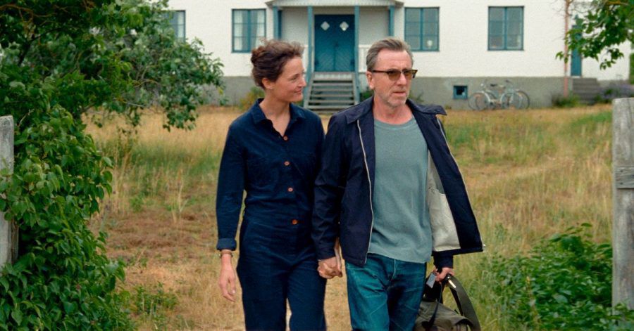 Chris (Vicky Krieps) und Tony (Tim Roth) suchen auf Fårö neue Inspiration.