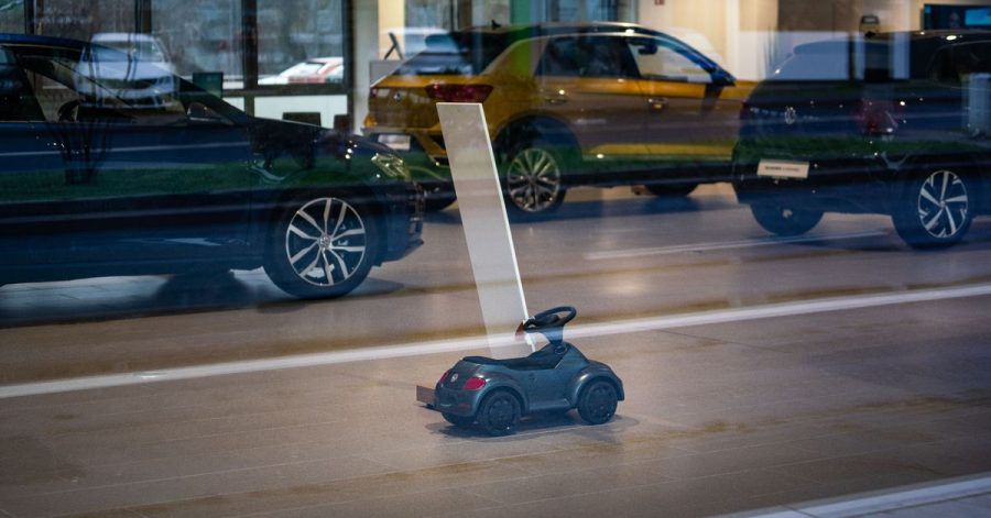 Dieses Lizenz-Bobby-Car heißt bei Volkswagen Junior Beetle.