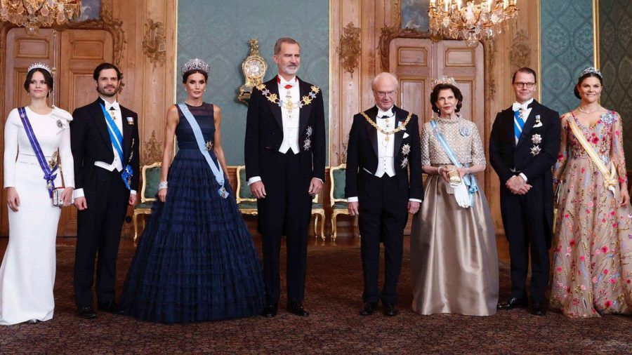 Gala-Dinner in Schweden (v.l.): Prinzessin Sofia und Prinz Carl Philip, Königin Letizia und König Felipe, König Carl Gustaf und Königin Silvia sowie Prinz Daniel und Kronprinzessin Victoria. (ili/spot)