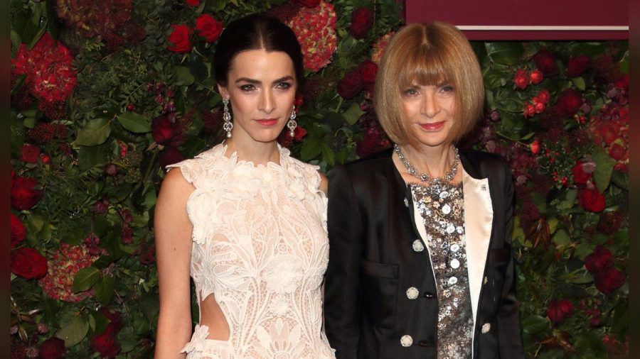 Anna Wintour (r.) und Tochter Bee Shaffer 2019 auf dem roten Teppich in London. (wag/spot)