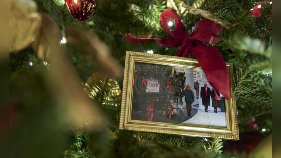 Ein Foto von Donald und Melania Trump am Weihnachtsbaum von Joe und Jill Biden. (ili/spot)