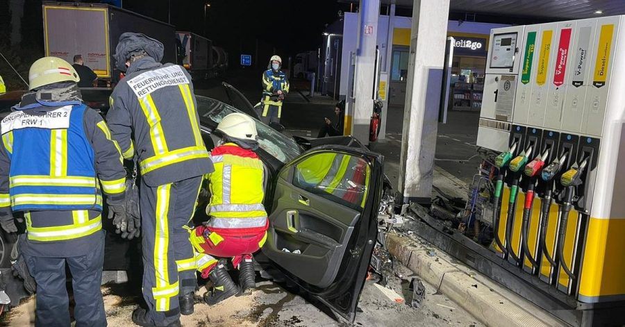Einsatzkräfte bei der Arbeit: Auf einem Tankstellengelände an der A40 bei Bochum ist am frühen Sonntagmorgen ein Auto gegen eine Tanksäule geprallt. Die vier Insassen des Wagens seien schwer verletzt ins Krankenhaus gebracht worden, teilte die Feuerwehr mit.