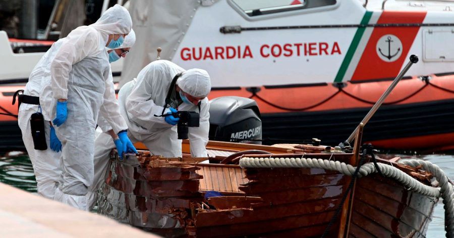 Italienische Forensiker begutachten den Schaden an einem Boot. Ein Motorboot, besetzt mit zwei Deutschen, hatte das kleine Boot eines italienischen Paares gerammt. (Archivbild)