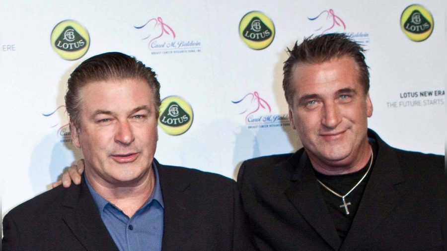 Daniel Baldwin (r.) nimmt seinen Bruder Alec öffentlich in Schutz. (dr/spot)