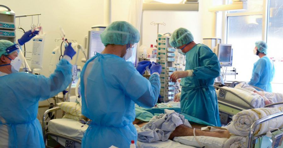 Auf der Covid-Station, einem Bereich der Operativen Intensivstation vom Universitätsklinikum Leipzig versorgen Ärzte, Schwestern und Pfleger einen Patienten. (Archivbild)