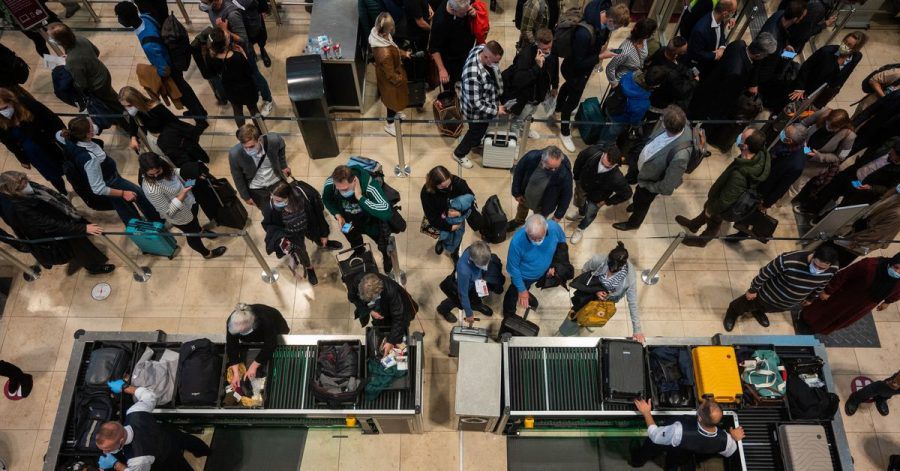 Passagiere an einer Sicherheitskontrolle des Flughafen BER.